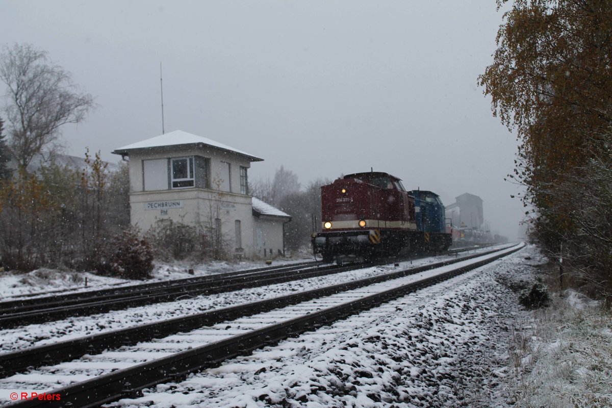 Der erste Winter ist da und durch das Schneetreiben rollten 204 271-1 MTEG und 204 012-4 PRESS durch Pechbrunn auf ihren Weg Richtung Weiden um vermutlich ein Hauer-Kesselzug zu holen. 11.11.16