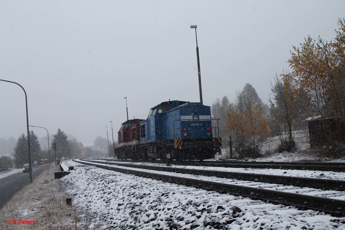 Der erste Winter ist da und durch das Schneetreiben rollten 204 271-1 MTEG und 204 012-4 PRESS durch Pechbrunn auf ihren Weg Richtung Weiden um vermutlich ein Hauer-Kesselzug zu holen. 11.11.16