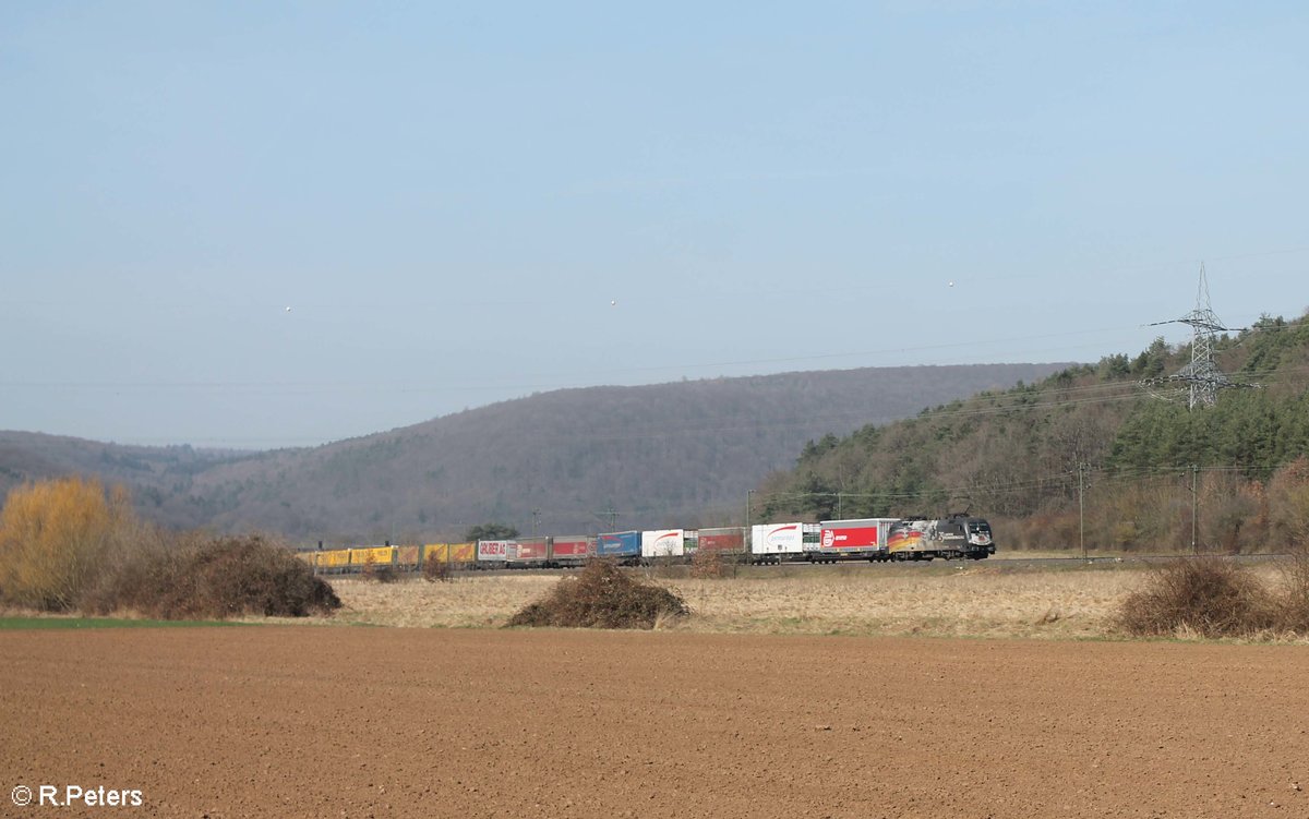 Der  Mauerfall  Taurus ES64 U2-060 alias 182 560 zieht ein Wechselpritschenzug bei Harbach durchs Maintal. 16.03.17