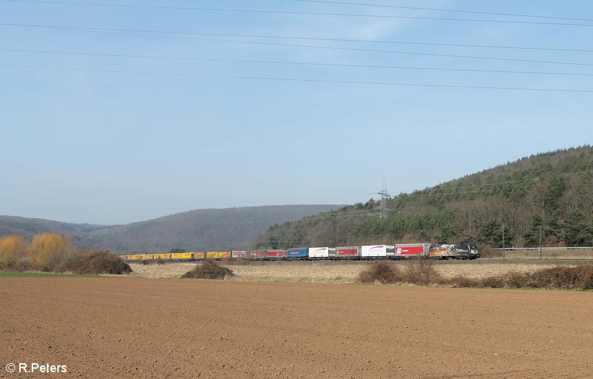 Der  Mauerfall  Taurus ES64 U2-060 alias 182 560 zieht ein Wechselpritschenzug bei Harbach durchs Maintal. 16.03.17