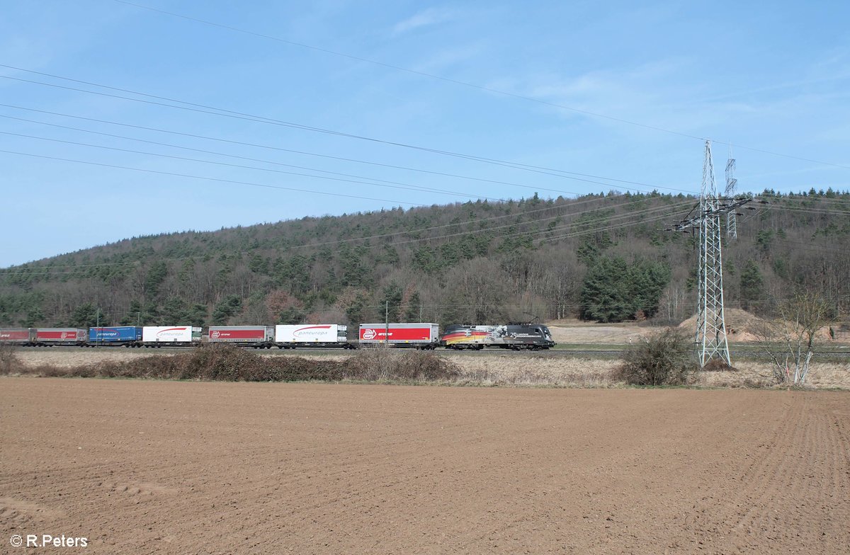 Der  Mauerfall  Taurus ES64 U2-060 alias 182 560 zieht ein Wechselpritschenzug bei Harbach durchs Maintal. 16.03.17