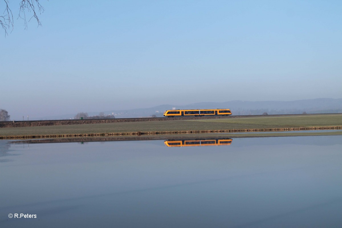 Der Unbekannte Oberpfalzbahn Lint41 kommt als OPB79717 Marktredwitz - Regensburg bei Oberteich wieder zurck. 18.03.16