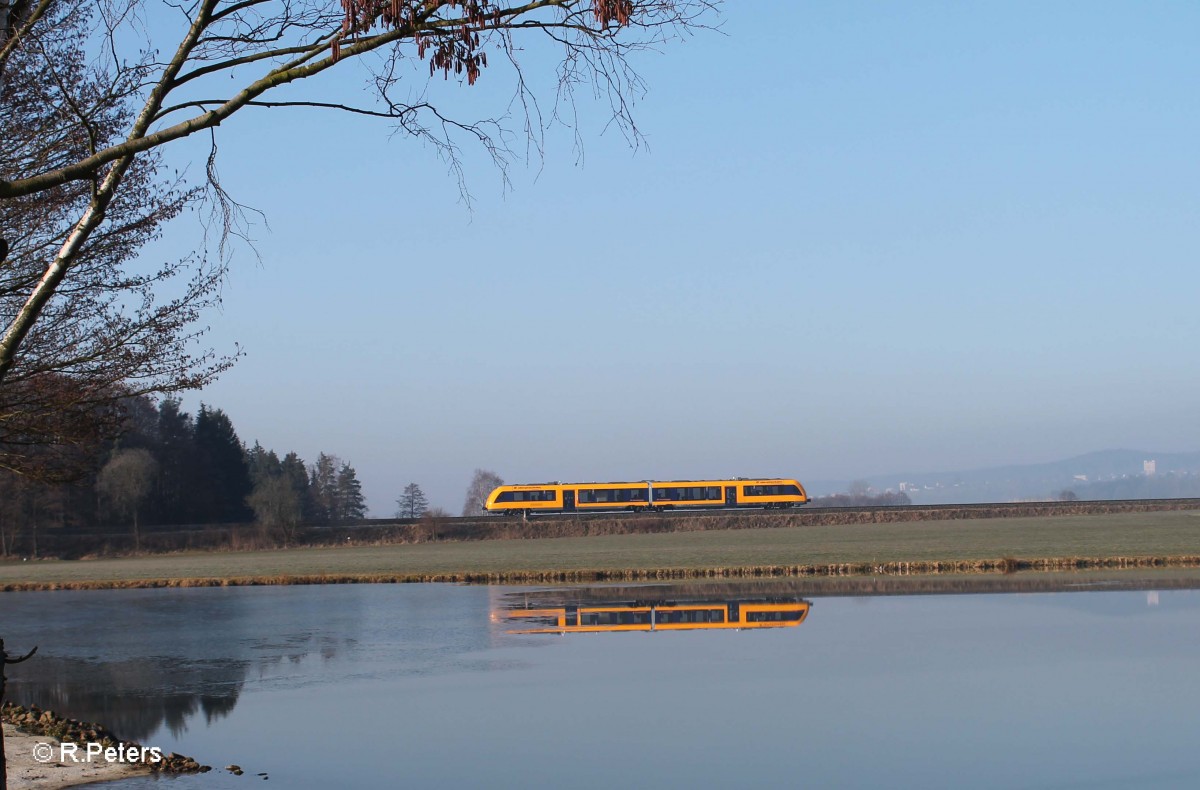 Der Unbekannte Oberpfalzbahn Lint41 kommt als OPB79717 Marktredwitz - Regensburg bei Oberteich wieder zurck. 18.03.16