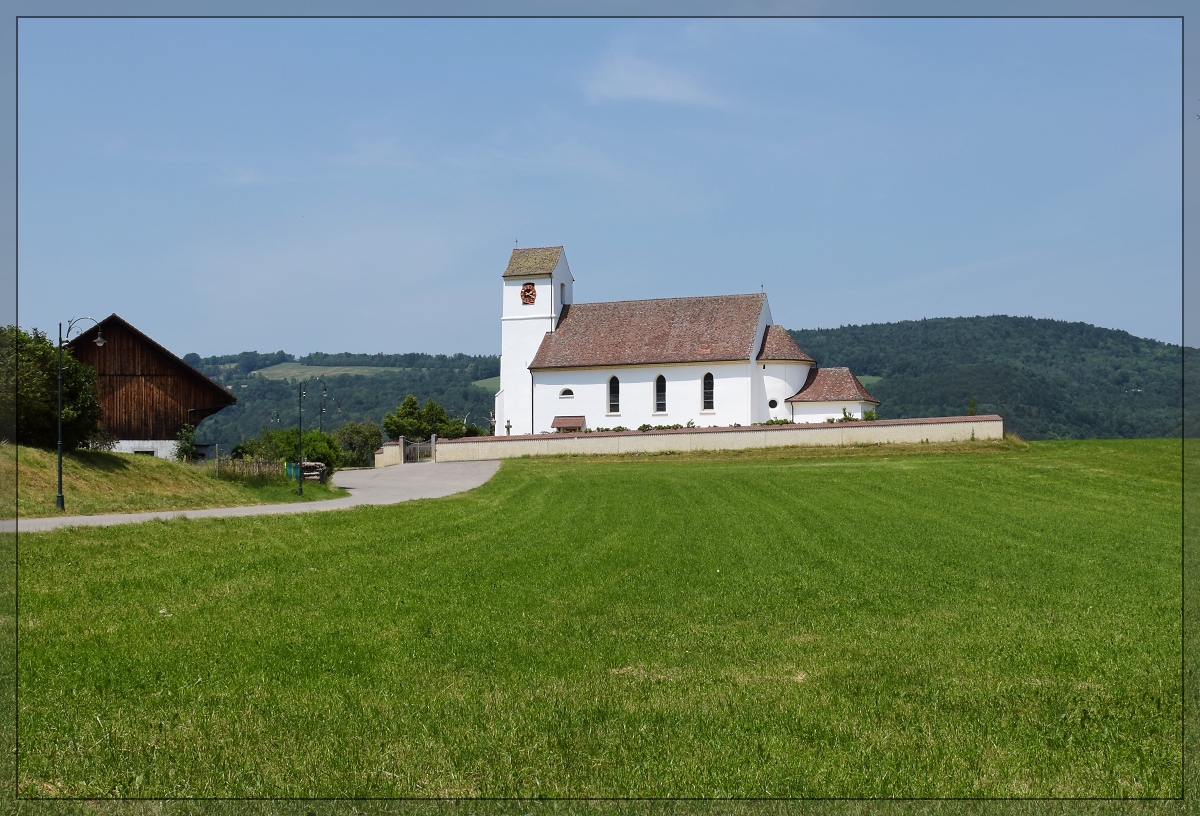 Die Dorfkirche von Roggenburg ist nicht ganz im Dorf. Roggenburg ist der letzte deutschsprachige Ort vor dem Röstigraben ganz weit weg im Jura. Juli 2019.