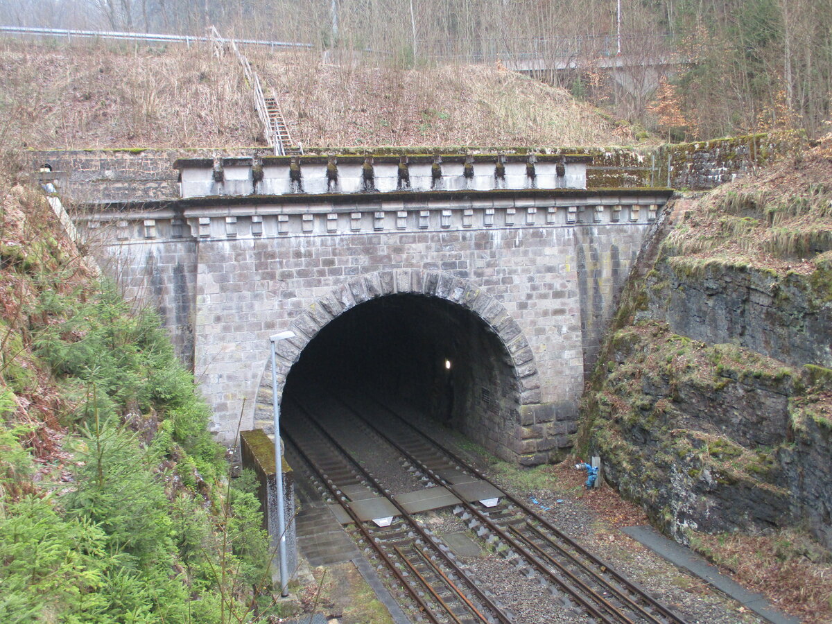 Die nördliche Einfahrt in den Brandleitetunnel bei Gehlberg am 24.April 2022.