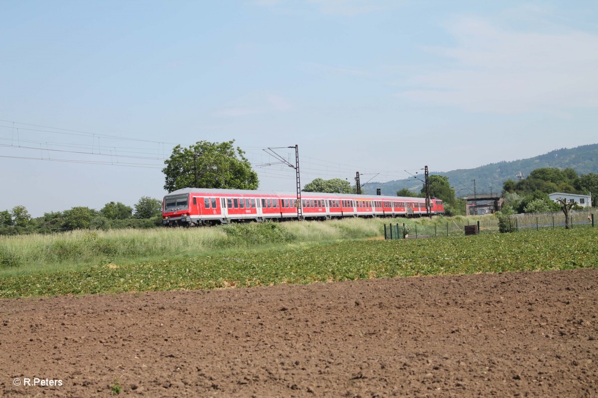 Die RB 15351 Frankfurt/Main - Heidelberg hat Weinheim (Bergstrasse) verlassen. 28.05.15