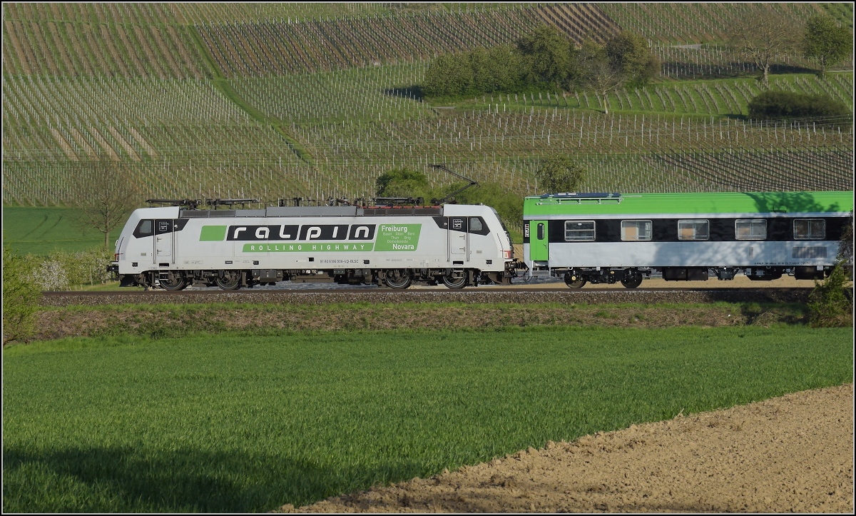 Die Rola mit 186 906 und frischem RAlpin-Design sowie neuem Personenwagen bei Scherzingen. April 2021.