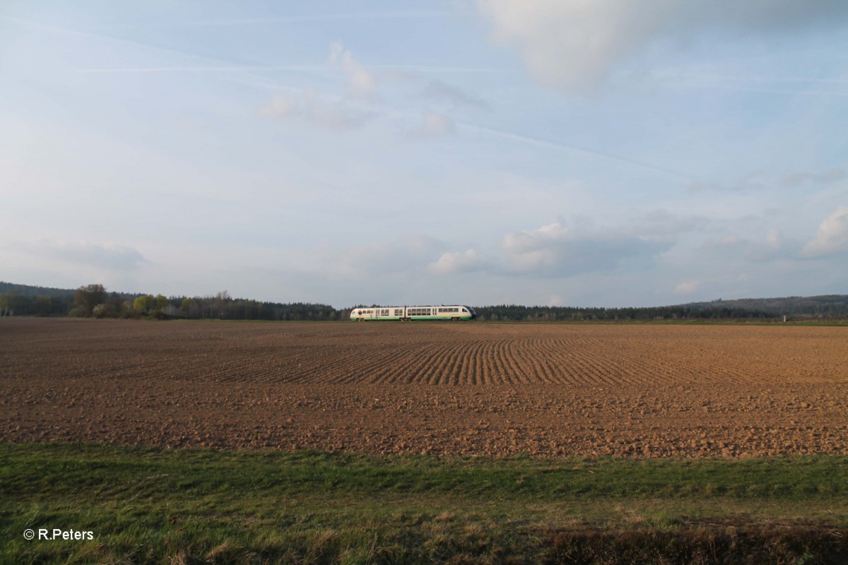 Die VBG74271 Marktredwitz - Regensburg im Abendlicht bei Oberteich.11.04.14