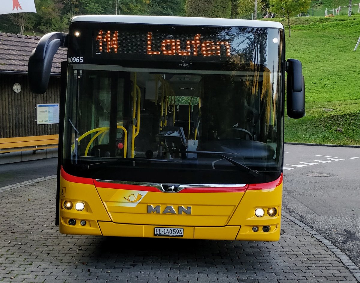 Dies ist der neuste Bus der Regie Laufen/Nunningen. Er fhrt mit seinen 3 Schwester Bussen erst seit einen Monat im Laufental herum. Es handelt sich hier um einer der Letzten A21 der Alten generation. Dieser A21 hat wie zusehen Led Scheinwerfer und ist damit auch in der neuen Post Auto Strategie ( Volausstattung ) dabei. Gesichtet in Brschwil SO Hlzlirank|MAN A21 2018 