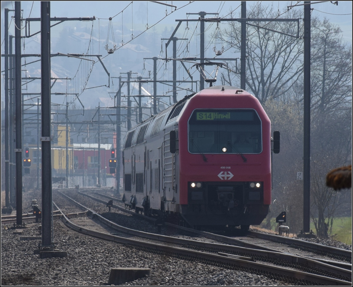 
DPZ mit Lok Re 450 056 bei Wettswil. März 2022.