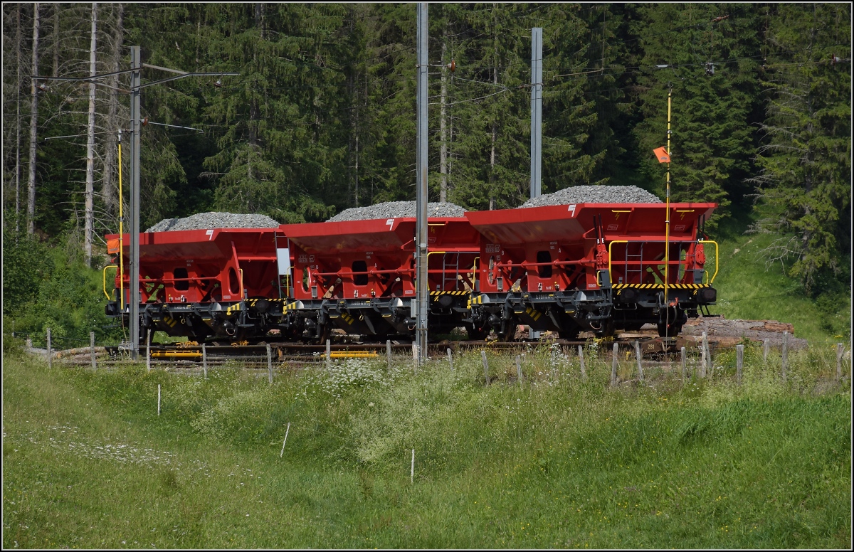 Drei neue Schüttgutwagen der CJ mitten im Wald. Dennoch gibt es hier den Bahnhof La Combe in der Nähe der Tabellion-Quelle. Der vorderste Wagen trägt die Nummer 40 85 6 452 899-5 CH-CJ. Juli 2019.