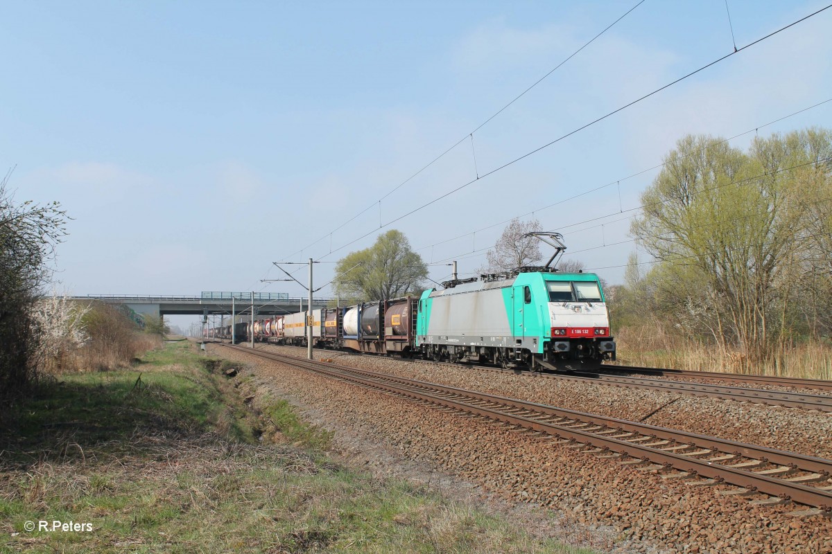 E186 132 zieht mit einem Containerzug bei Borsdorf bei Leipzig vorbei. 29.03.14