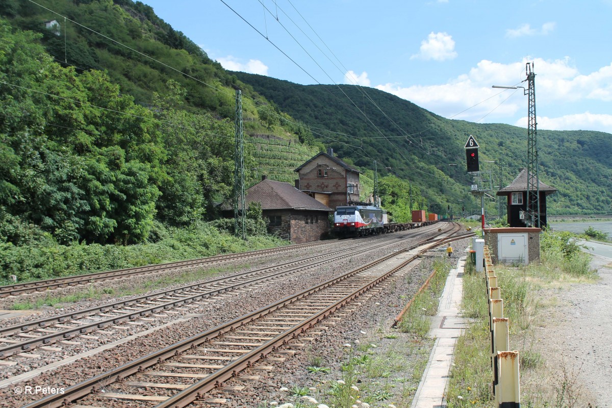 E189 212 / ES 64 F4 212 mit einem Containerzug bei dei der Einfahrt in Kaub. 15.07.14