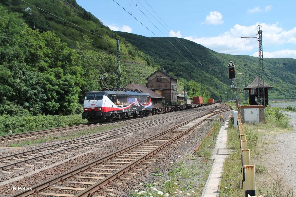 E189 212 / ES 64 F4 212 mit einem Containerzug bei dei der Einfahrt in Kaub. 15.07.14