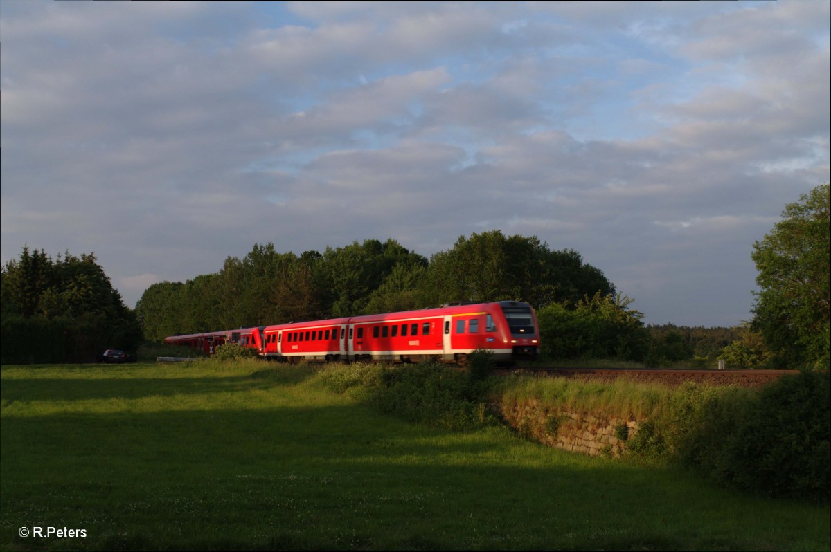 Ein 612er Doppel als RE 3699 Hof - Regensburg beim BÜ Schönfeld. 15.06.15