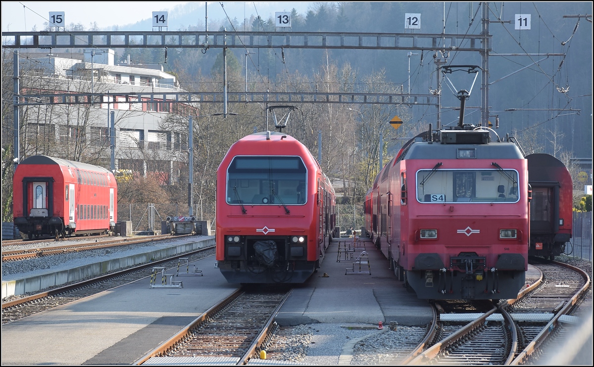 Ein ausgesetzter Dosto, Re 450 067 (SZU Re 551) und Re 456 101 (SZU Re 544 mit noch sichtbarer früherer Nummer Re 456 546) abgestellt in Gattikon. März 2022.