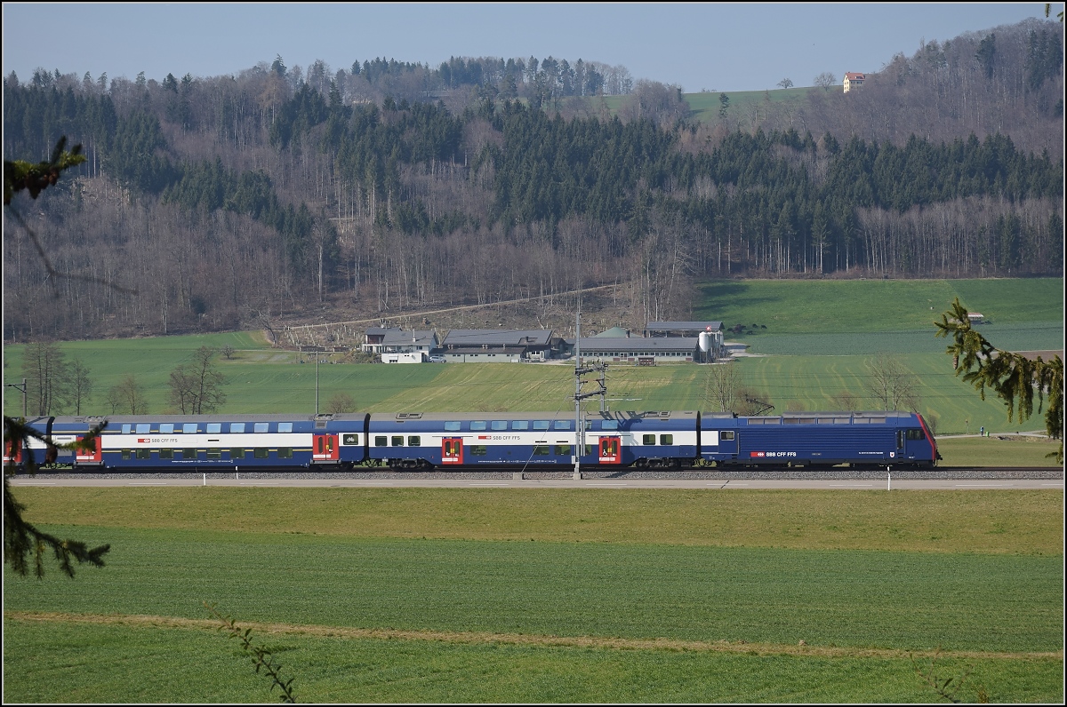 Ein DPZ als S 14 nach Hinwil. Hedingen, März 2022.