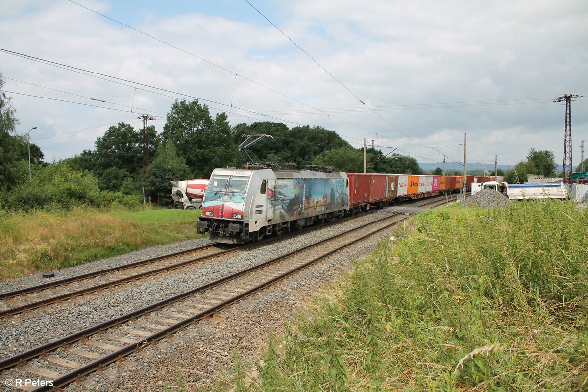 Ein Elbtal Umleiter im Zulauf von Cheb, ab dort spannt eine Diesellok vor, 386 020 der Metrans    150 Jahre Hafen Hamburg  mit Containerzug bei der Einfahrt von Cheb. 20.07.21