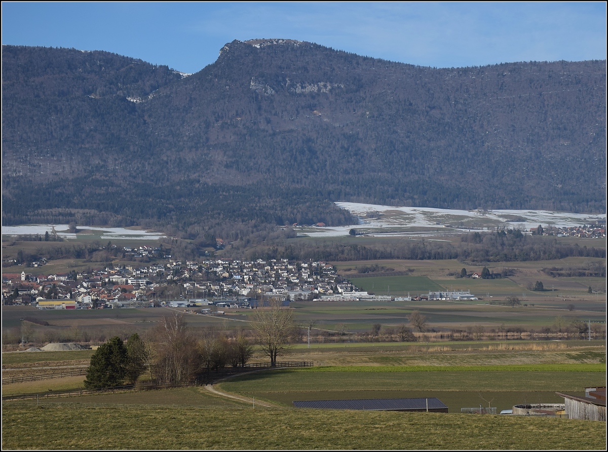Ein Flirt auf der Jurasüdfusslinie in Selzach. Im Hintergrund über 1000 Meter höher der Hasenmatt. Januar 2022.