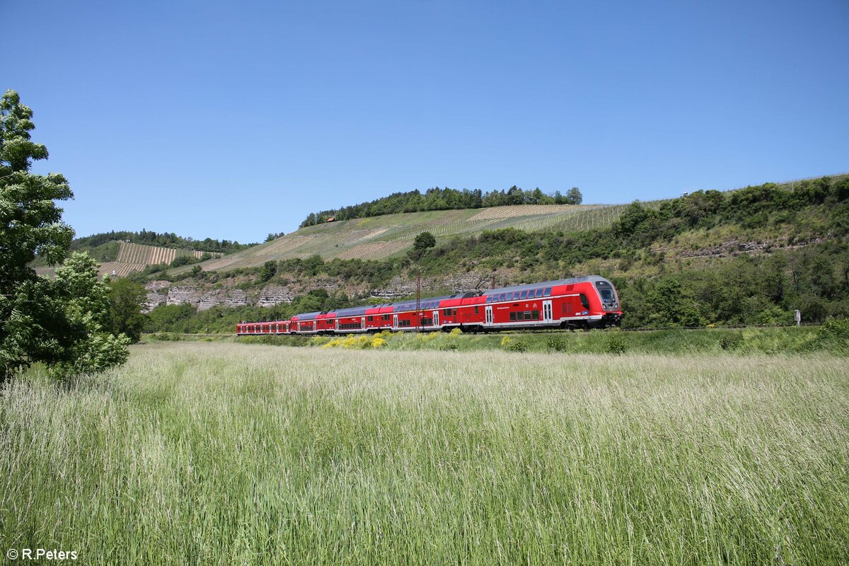 Ein unbekannt gebliebener 445 als RE nach Würzburg bei Himmelstadt. 02.06.21