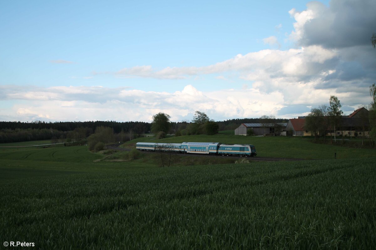 Ein unbekannt gebliebener Er20 mit einem Alex nach Süden kurz vor Reuth bei Erbendorf. 18.05.21