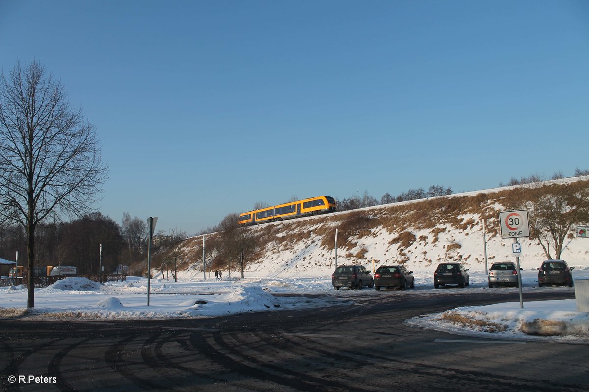 Ein unbekannter 1648 Acordia Lint der Oberpfalzbahn als OPB 79737 Marktredwitz - Regensburg beim Auenpark in Marktredwitz. 22.01.17