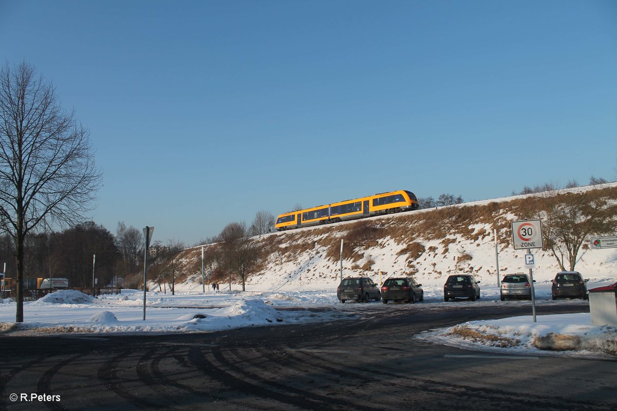 Ein unbekannter 1648 Acordia Lint der Oberpfalzbahn als OPB 79737 Marktredwitz - Regensburg beim Auenpark in Marktredwitz. 22.01.17