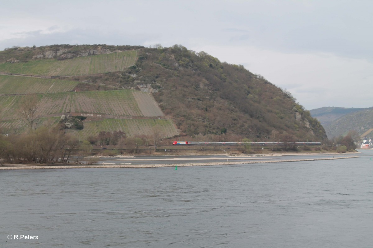 Eine 101er mit dem EC6 nach Chur kurz vor Bacharach. 21.03.14