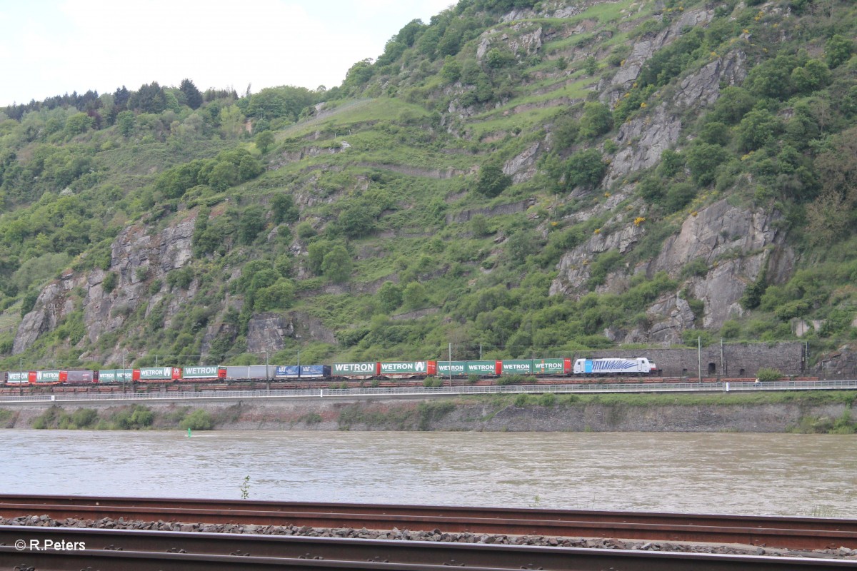 Eine 186 mit Wechselpritschen auf der Linken Rheinstrecke. 07.05.15