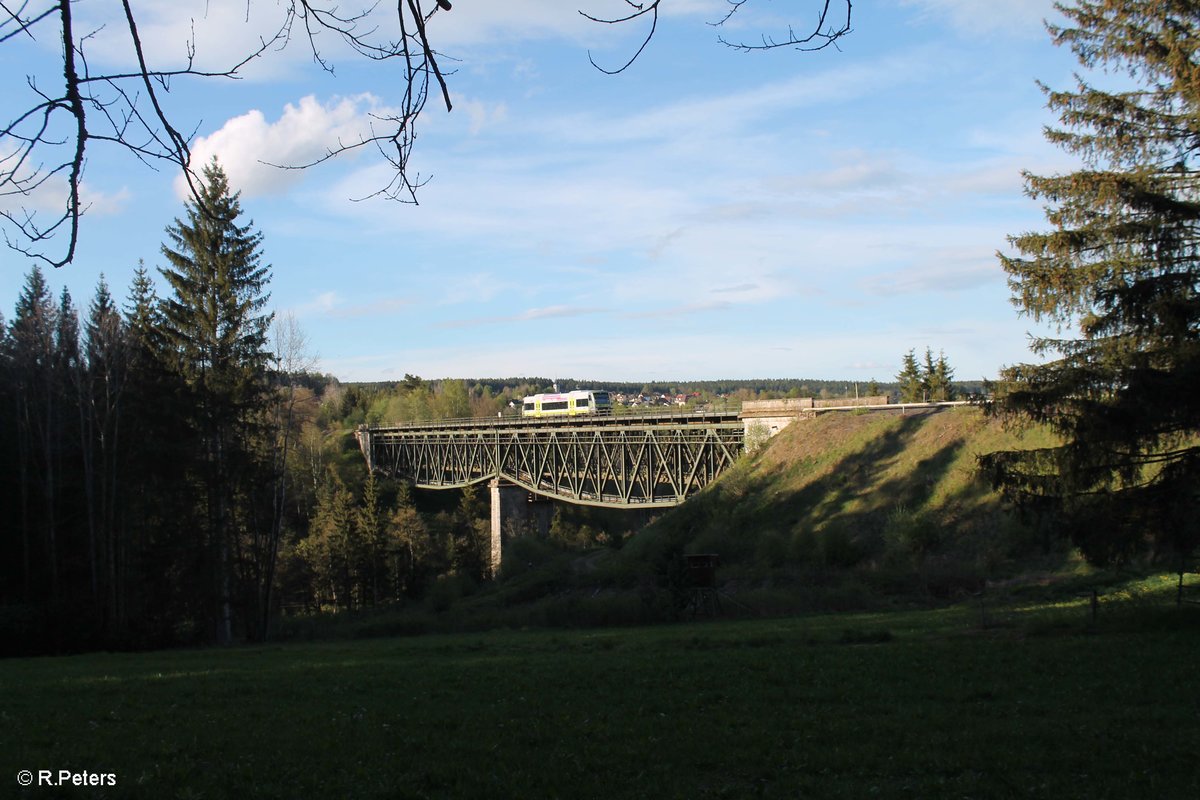 Eine Agils auf dem Weg nach Bayreuth bei Neusorg und überquert das Fichtelnaab Viadukt . 13.05.17