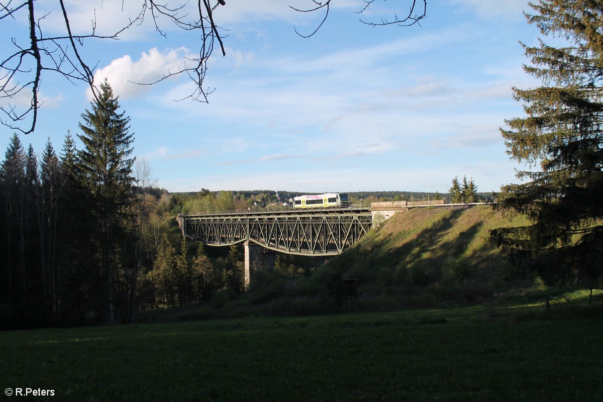 Eine Agils auf dem Weg nach Bayreuth bei Neusorg und überquert das Fichtelnaab Viadukt . 13.05.17