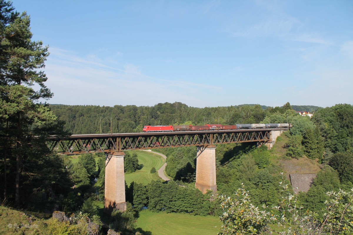 Eine unbekannte 185iger mit einem gemischten Güterzug auf dem Viadukt von Beratzhausen. 23.07.14