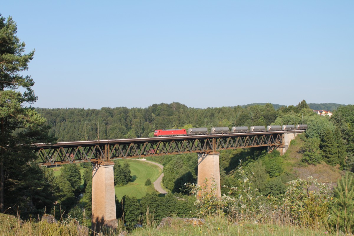 Eine unbekannte 185iger mit Staubsilowagen auf dem Viadukt bei Beratzhausen. 25.07.14