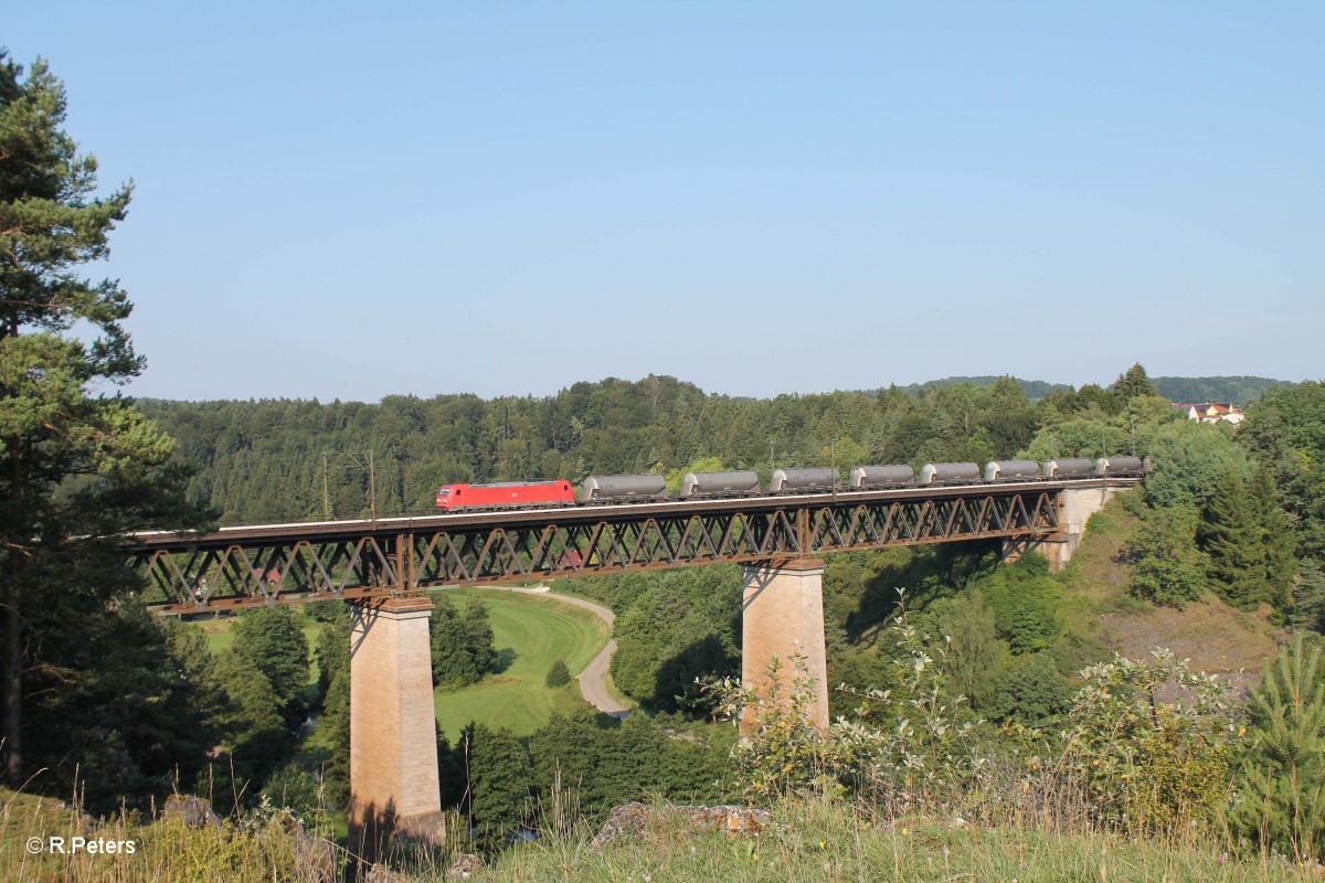 Eine unbekannte 185iger mit Staubsilowagen auf dem Viadukt bei Beratzhausen. 25.07.14