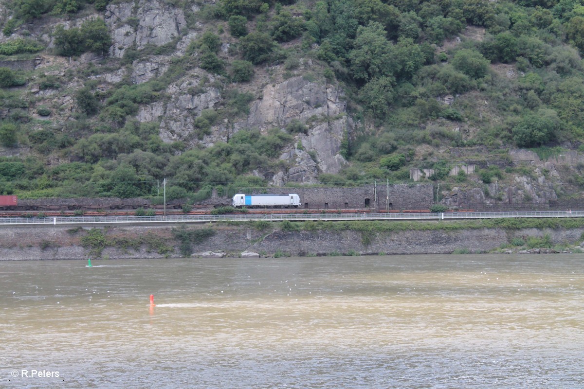 Eine Vetron von Railpool zieht kurz hinter Oberwesel auf der Linken Rheinstrecke ein Containerzug in Richtung Norden. 16.07.14