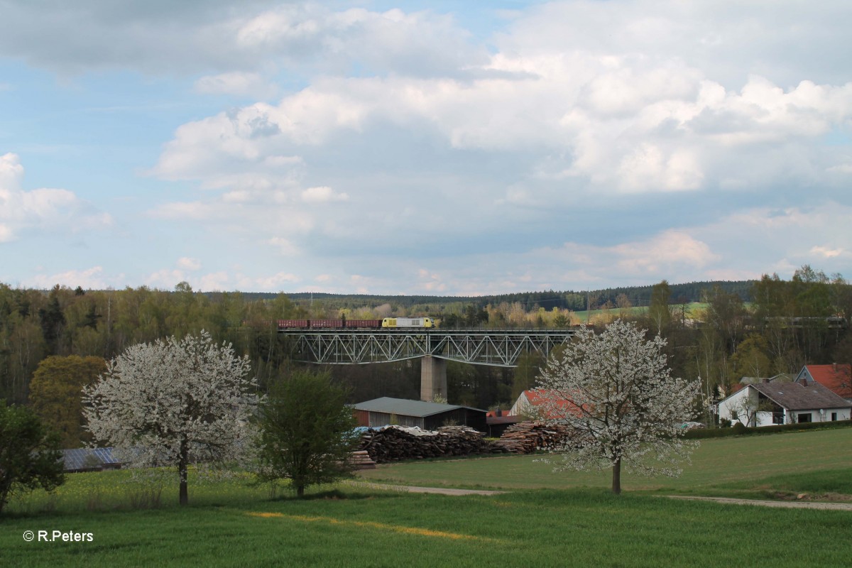 ER 20 002 mit dem 48341 Könitz - Cheb auf dem Viadukt Unterthölau. 22.04.14