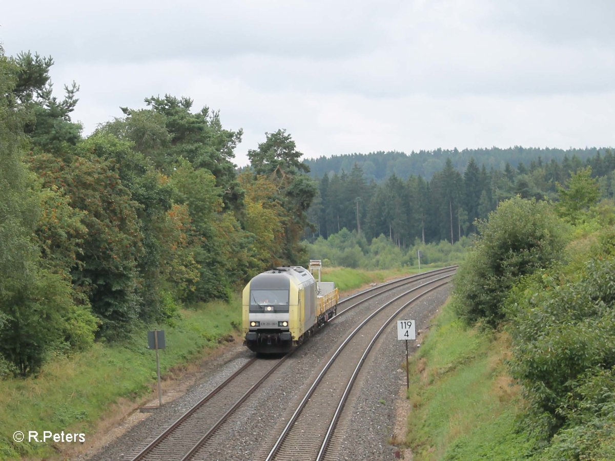 ER20 001 überführt ein Bauwagen kurz vor Waldershof. 05.08.16