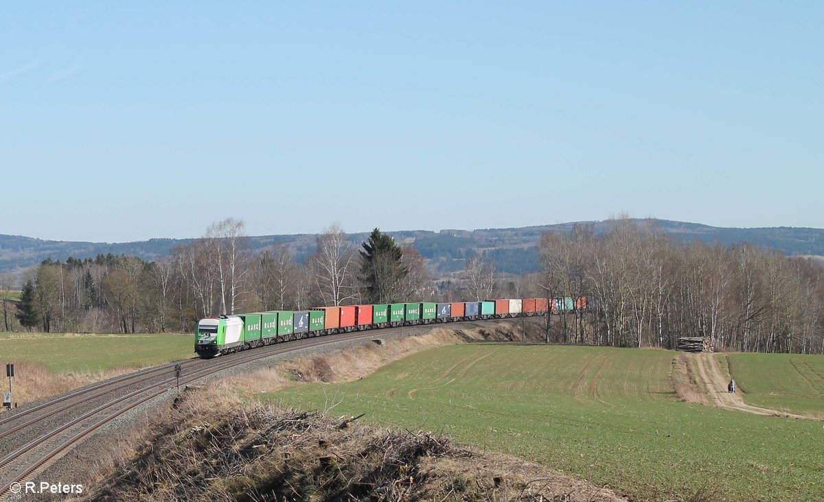 ER20-01 alias 223 102-5 ex OHE zieht bei Unterthölau den Wiesau - Hamburg Containerzug gen Norden. 28.03.17