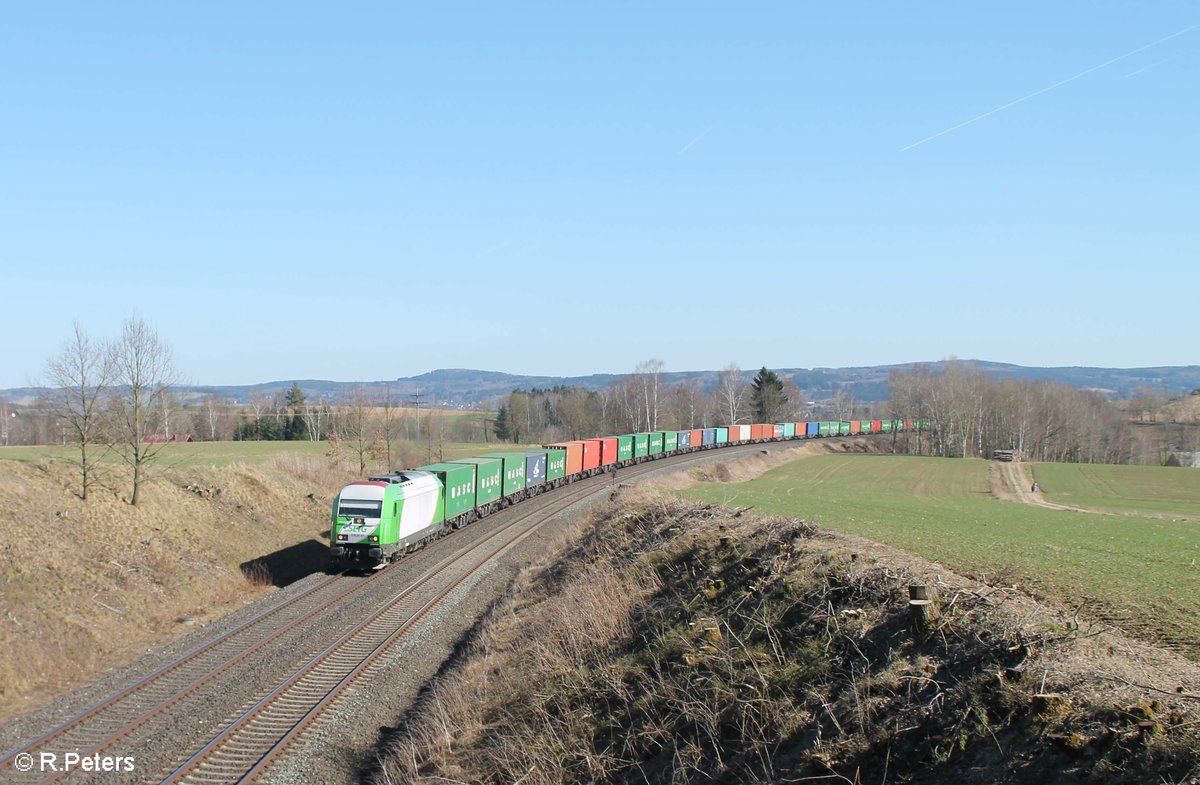 ER20-01 alias 223 102-5 ex OHE zieht bei Unterthölau den Wiesau - Hamburg Containerzug gen Norden. 28.03.17