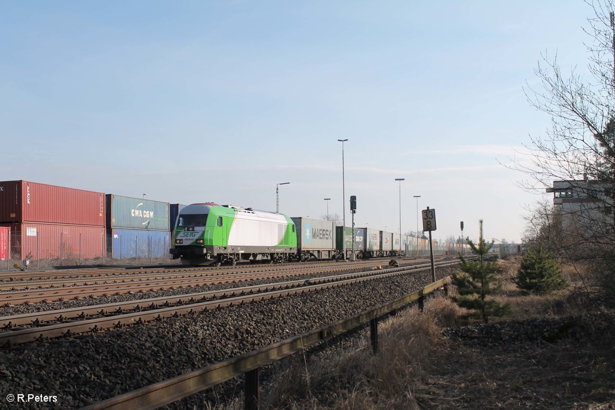 ER20-01 alias 223 102-5 steht in Wiesau mit dem Wiesau Containerzug nach Hamburg bereit. 14.03.17