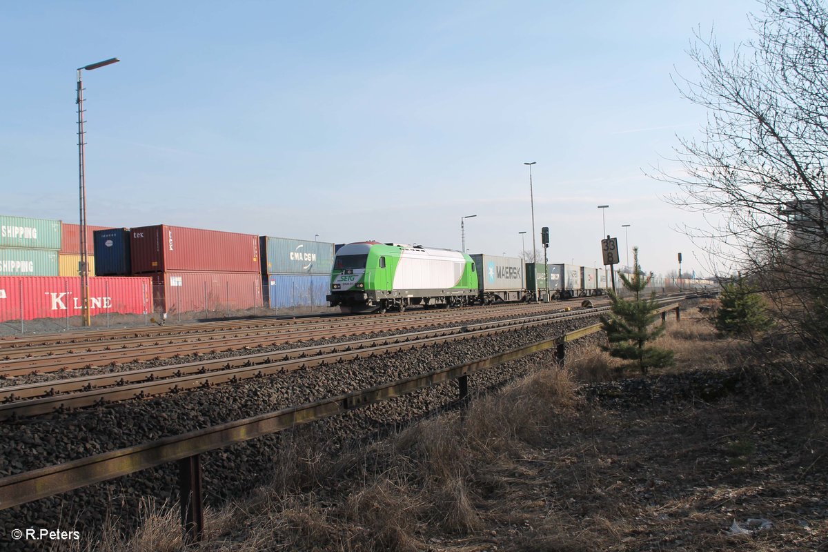 ER20-01 alias 223 102-5 steht in Wiesau mit dem Wiesau Containerzug nach Hamburg bereit. 14.03.17