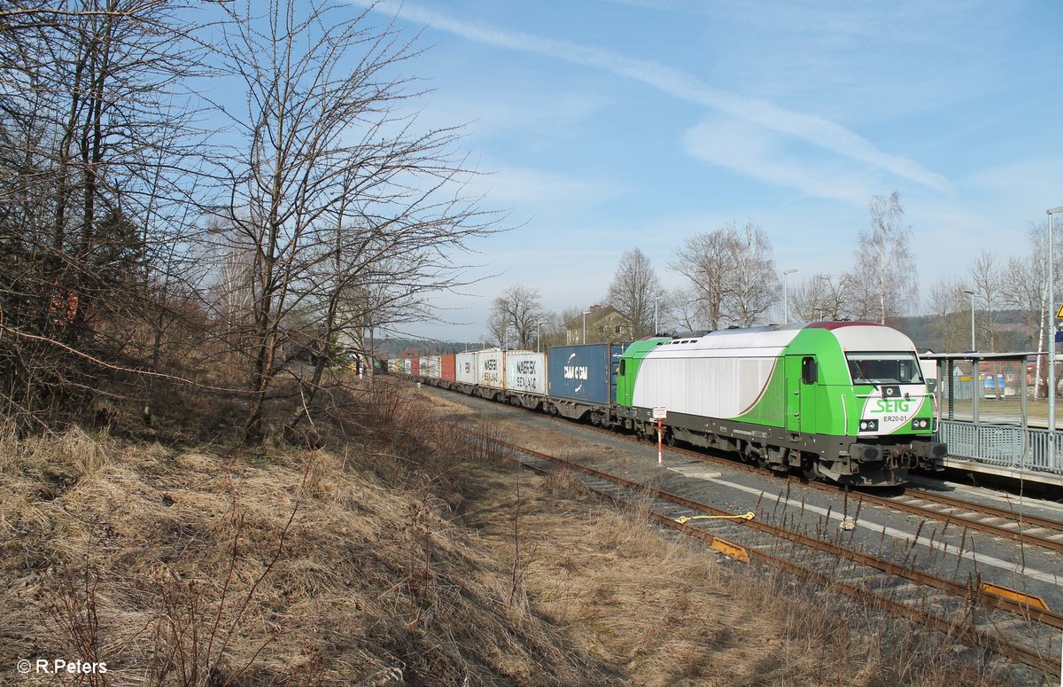 ER20-01 alias 223 102-5 steht mit dem Wiesau Containerzug in Pechbrunn auf dem Rand. 17.03.17