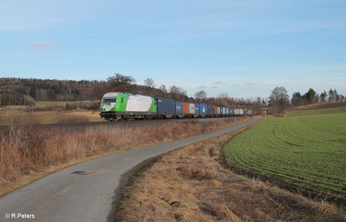 ER20-01 alias 223 102-5 zieht mit dem Containerzug Wiesau - Hamburg bei Lengenfeld. 25.02.17