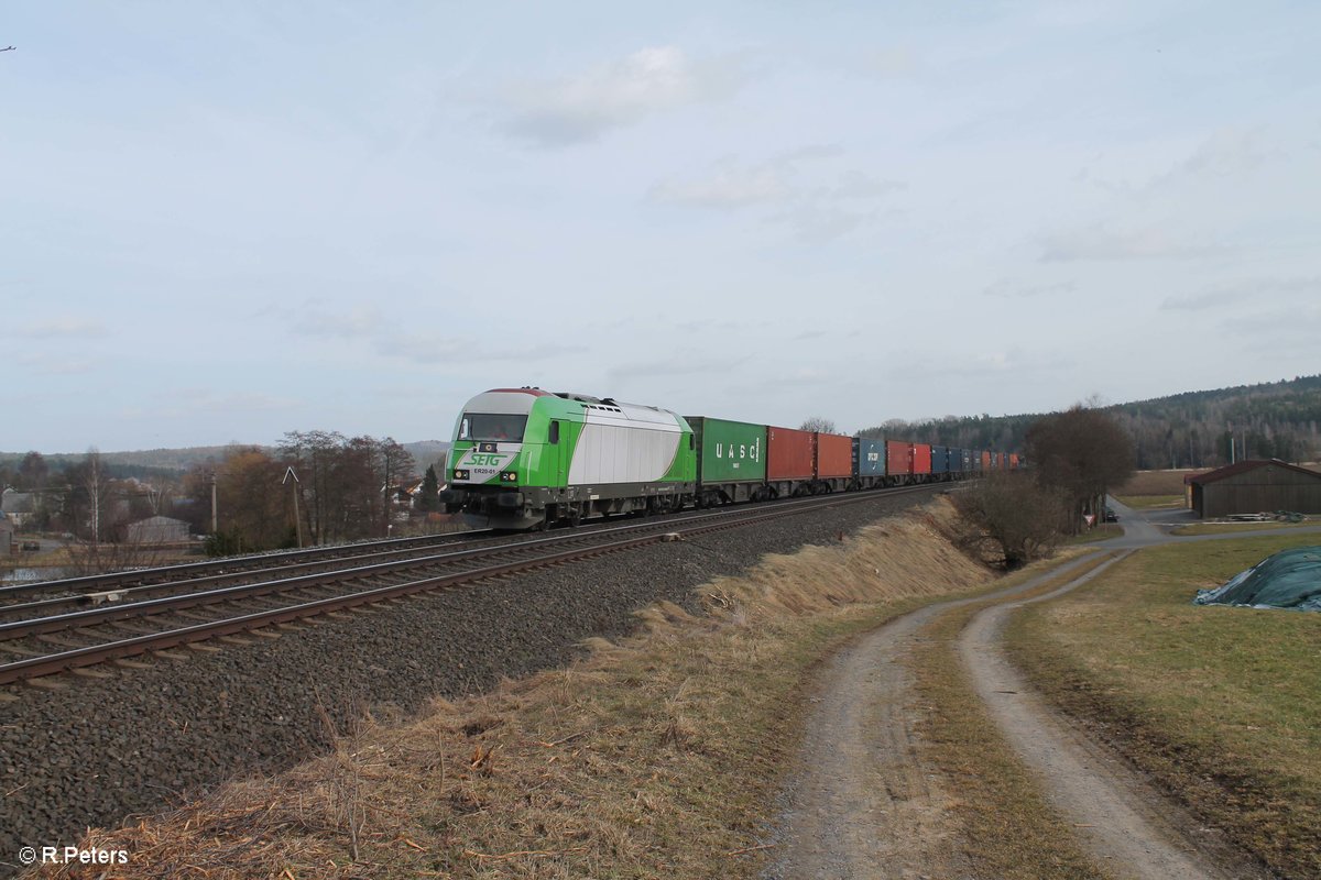 ER20-01 alias 223 102-5 zieht bei Großschlattengrün den Wiesau Containerzug nach Hamburg. 15.03.17