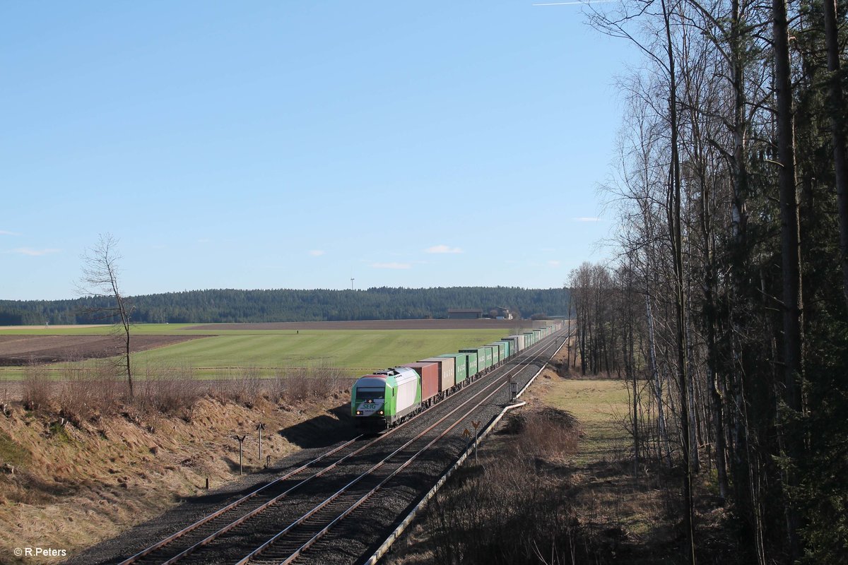 ER20-01 alias 223 102-5 zieht bei Habnith kurz vor Marktleuthen den Wiesau - Hamburg Containerzug . 27.03.17