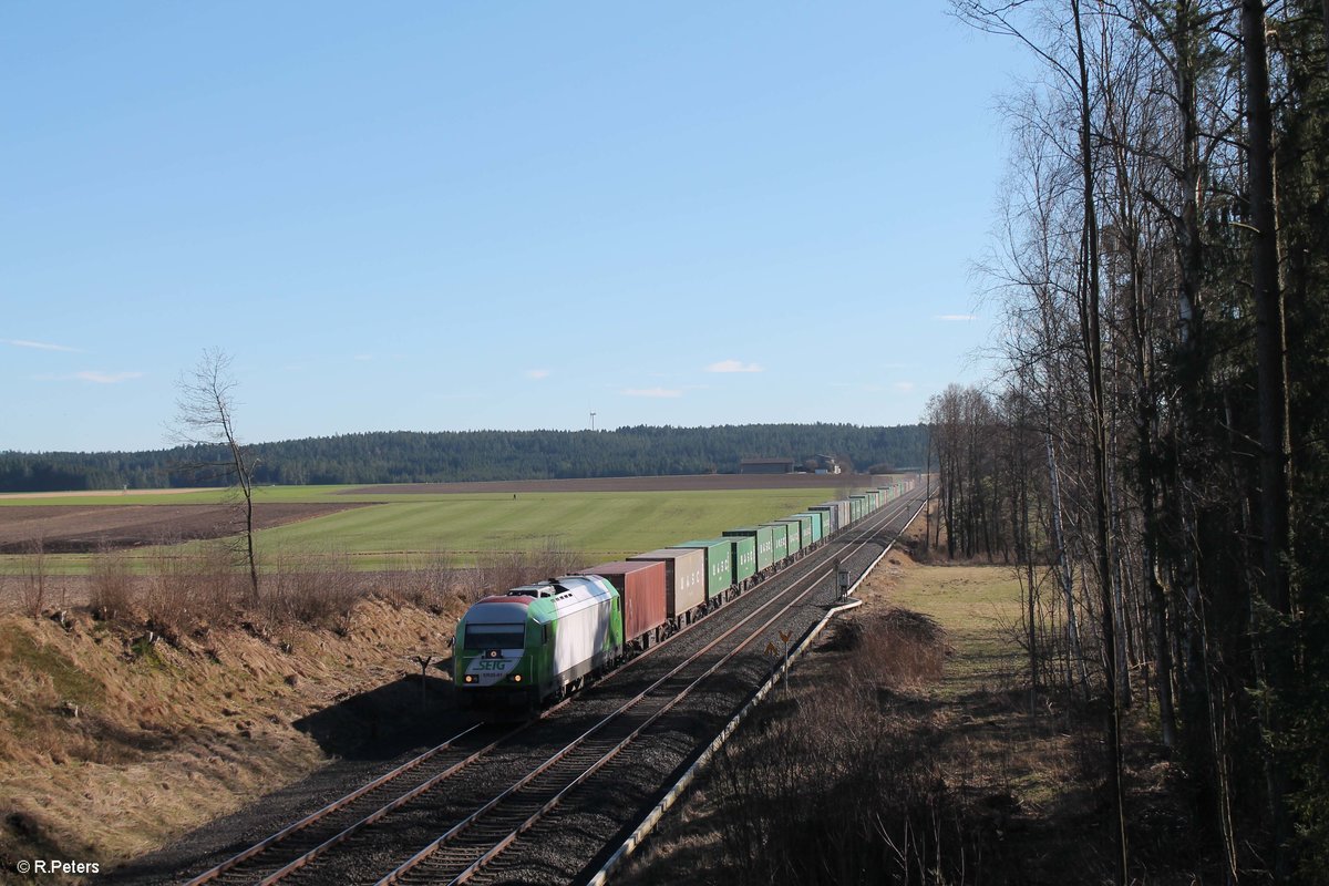 ER20-01 alias 223 102-5 zieht bei Habnith kurz vor Marktleuthen den Wiesau - Hamburg Containerzug . 27.03.17