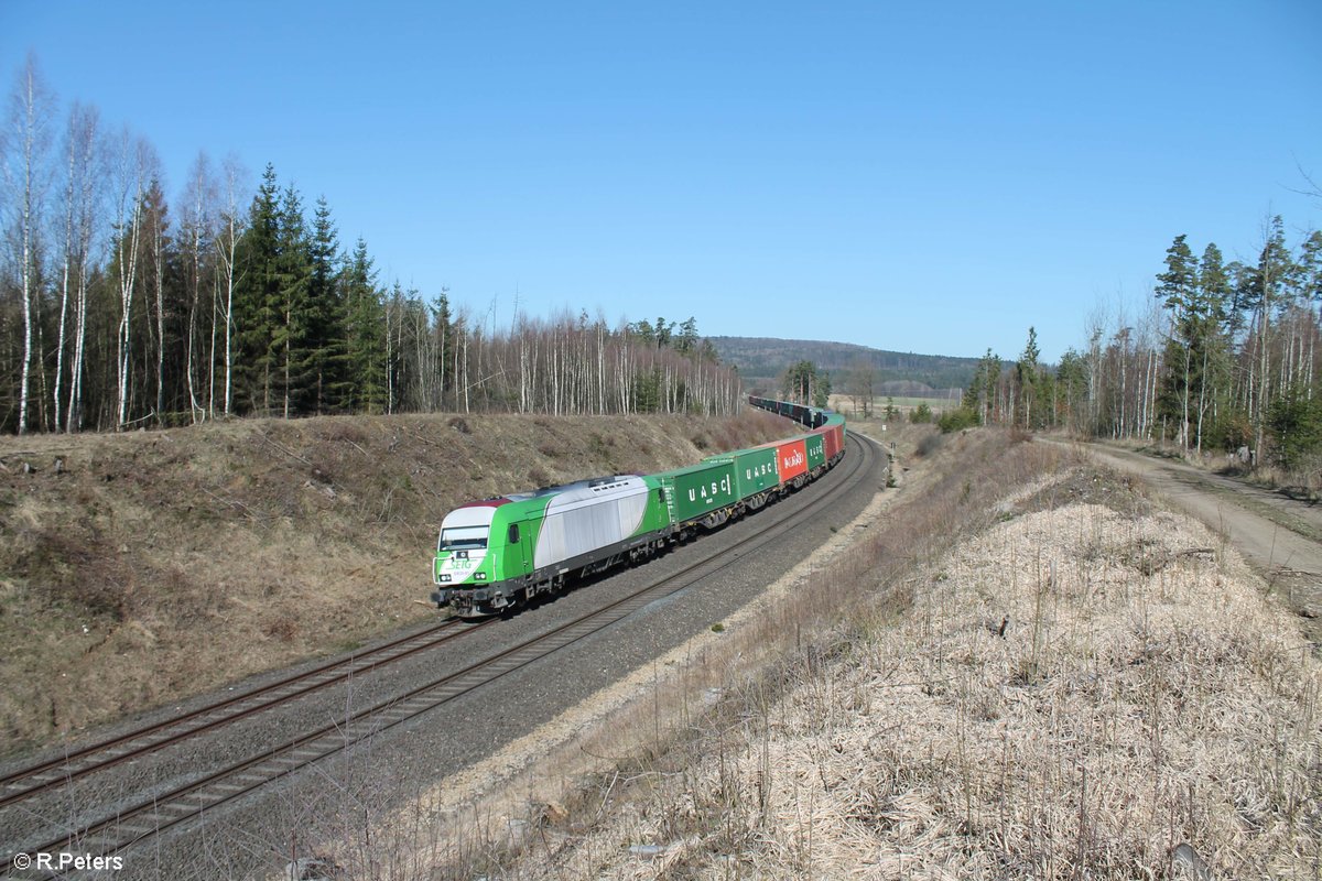 ER20-01 alias 223 102-5 zieht bei Schönfeld kurz vor Wiesau den Hamburg - Wiesau Containerzug. 28.03.17