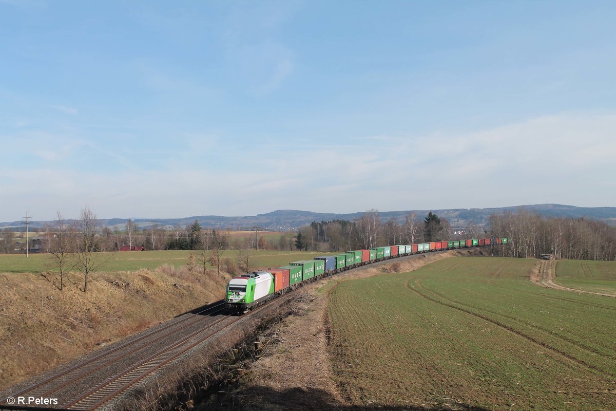 ER20-01 alias 223 102 zieht bei Unterthölau den Wiesau - Hamburg Containerzug. 25.03.17