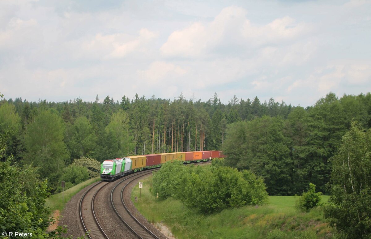 ER20-01 und Er20-02 ziehen gemeinsam den Hamburg - Wiesau Containerzug bei Oberteich. 12.06.21