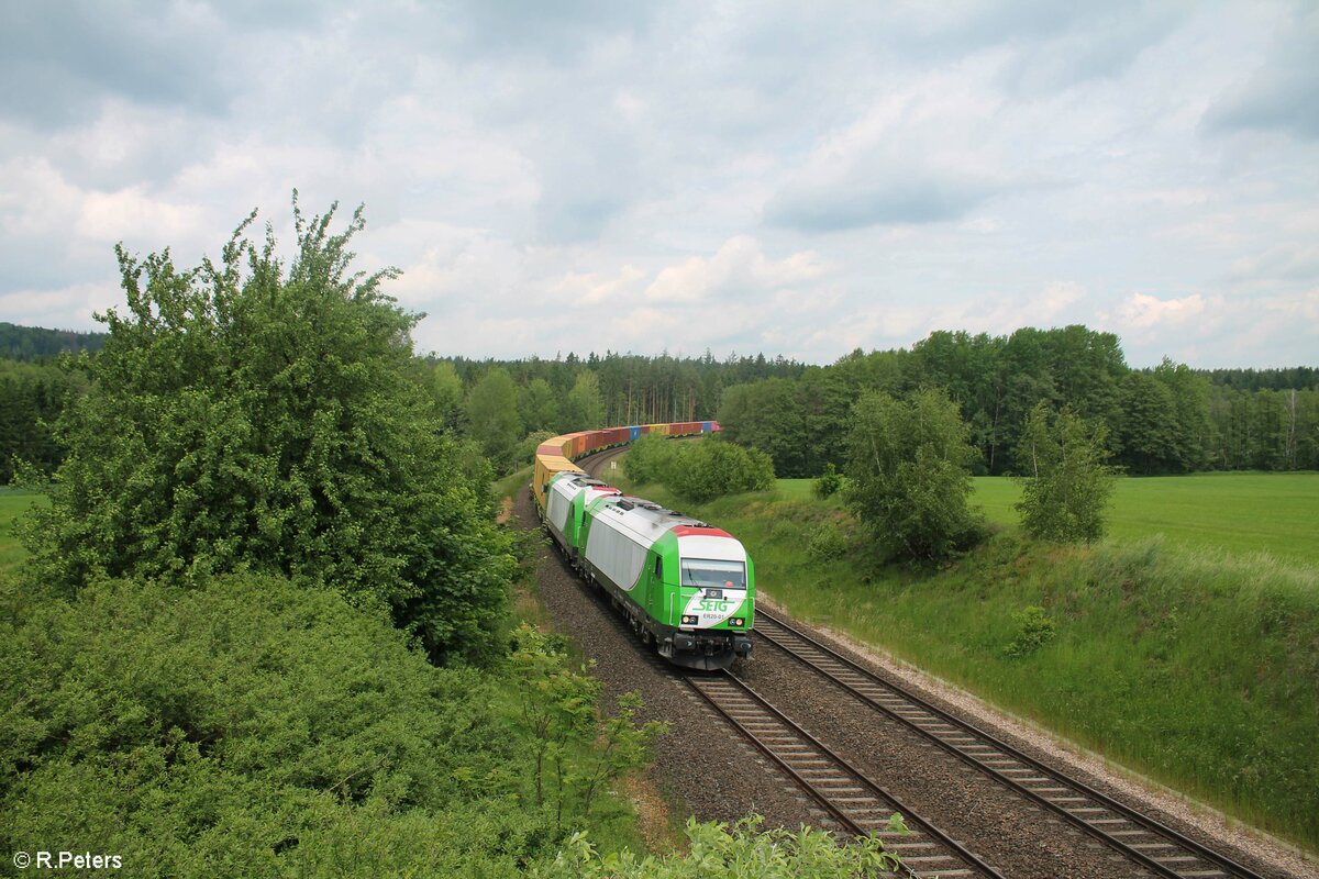 ER20-01 und Er20-02 ziehen gemeinsam den Hamburg - Wiesau Containerzug bei Oberteich. 12.06.21